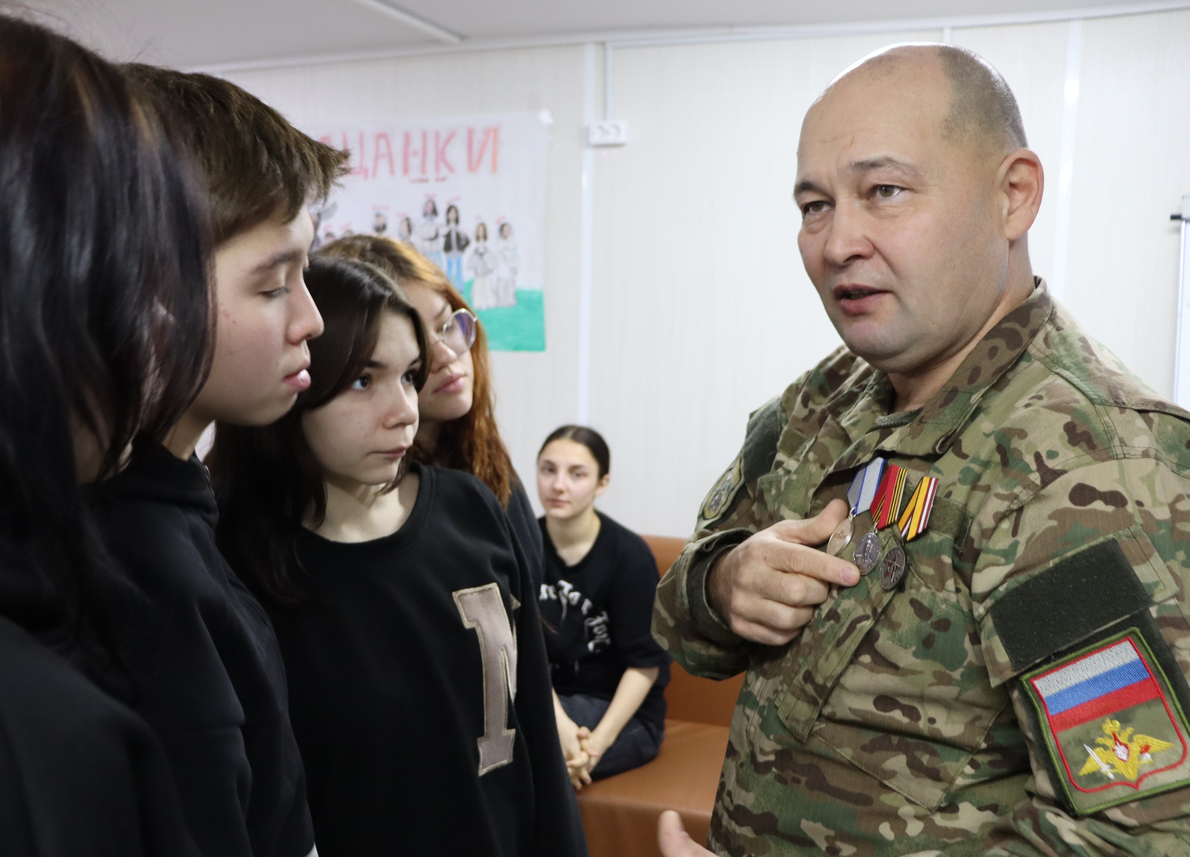 Участники проекта «Ступени» встретились с орденоносцем – героем СВО
