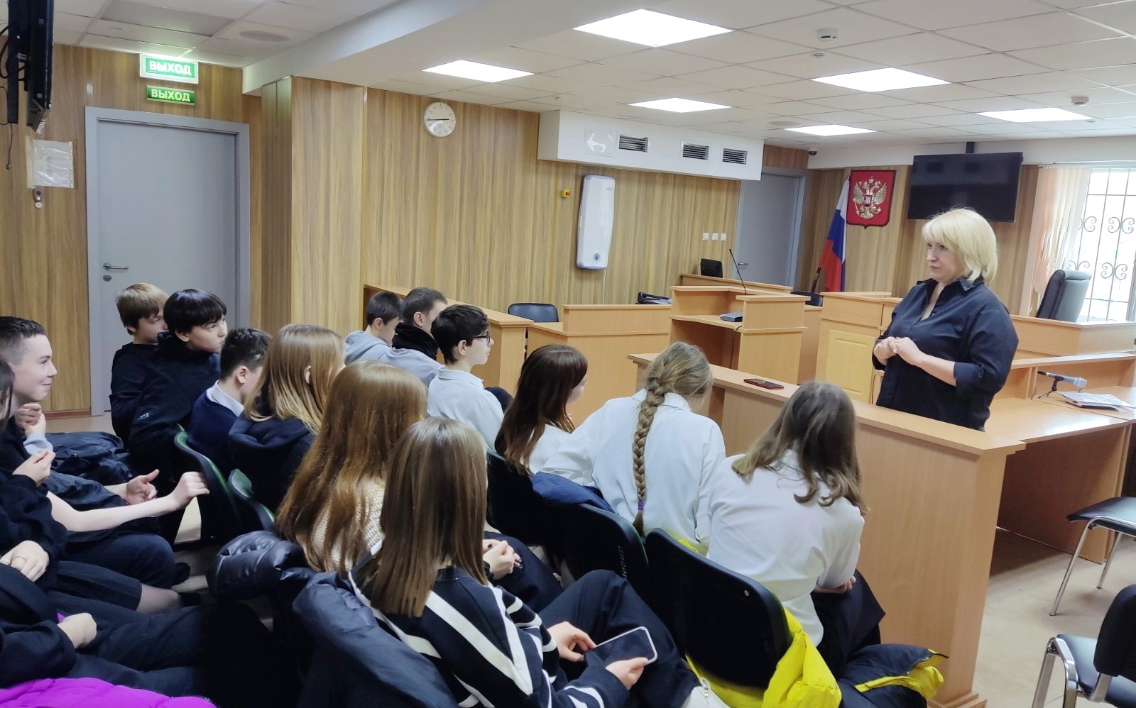 Сотрудники «Областного центра профилактики и реабилитации» организовали для школьников экскурсию в суд
