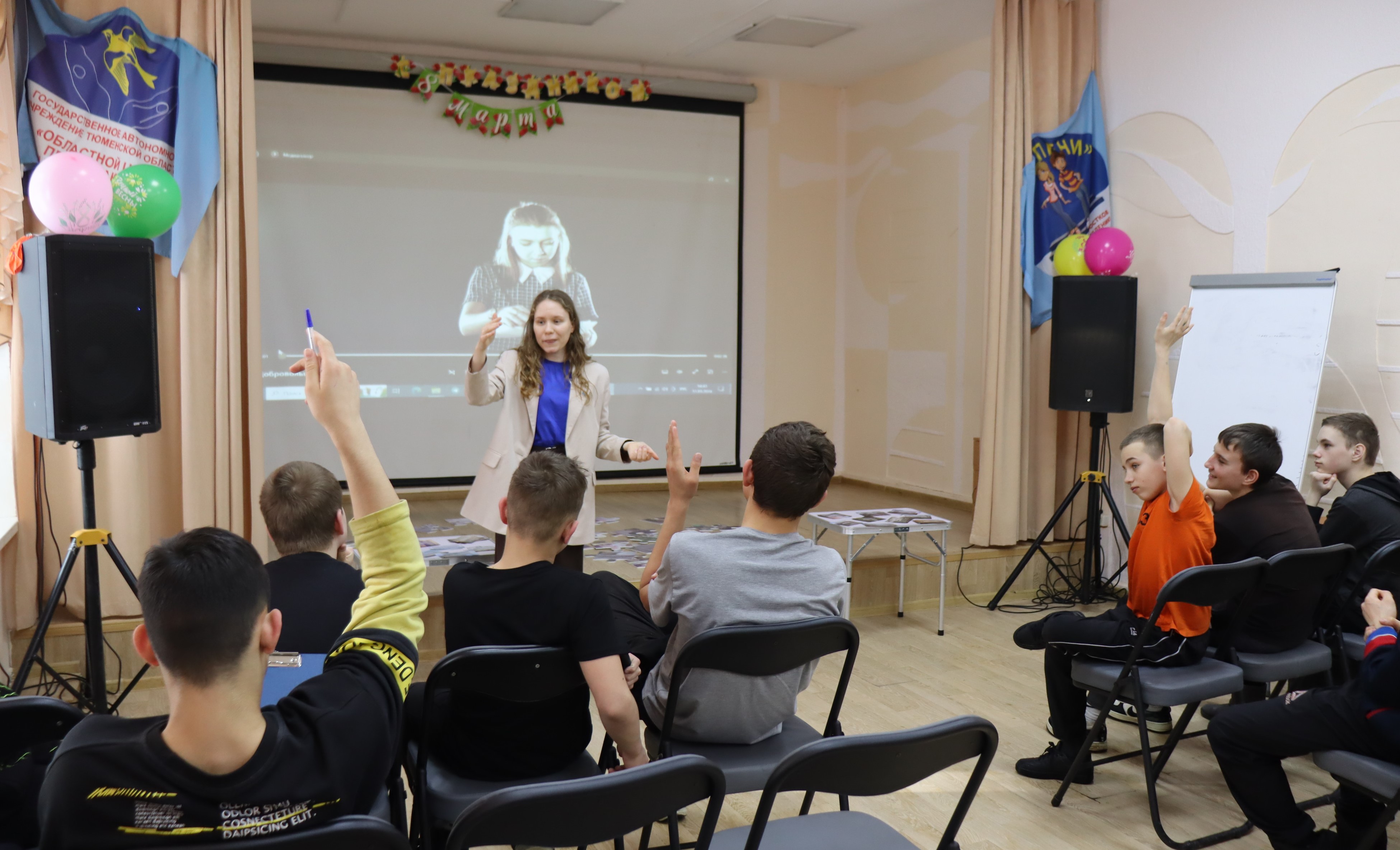Юные участники проекта «Ступени» познакомились с волонтерами ТюмГУ и выяснили, как можно проявить себя в полезной общественной работе