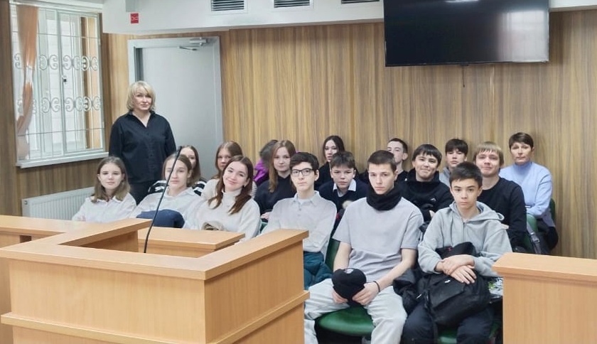 Сотрудники «Областного центра профилактики и реабилитации» организовали для школьников экскурсию в суд