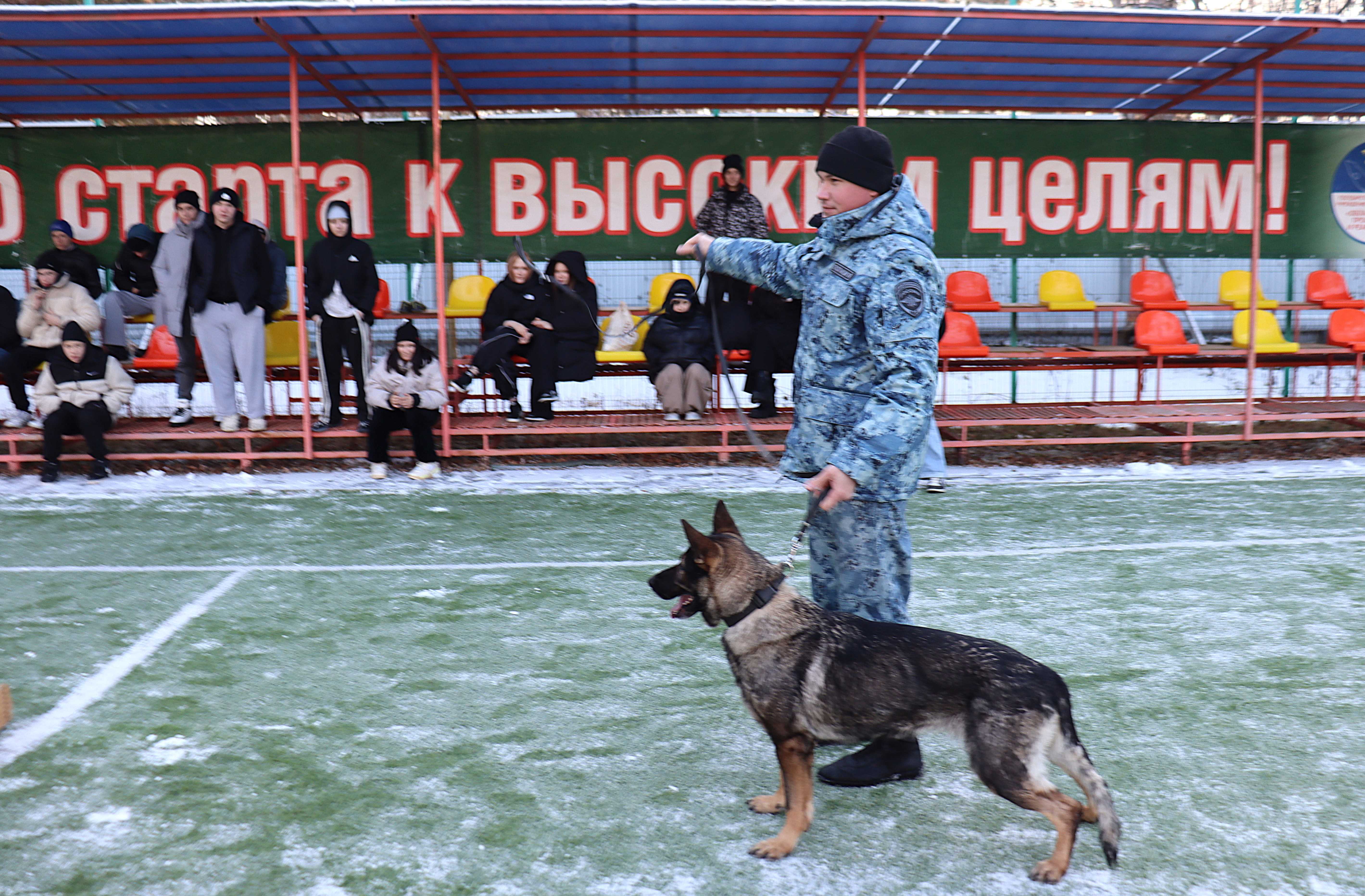 Юные участники реабилитационного проекта «Ступени» познакомились с «четырехлапыми полицейскими»