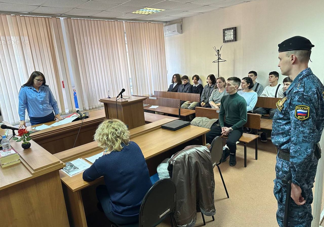 Тюменские школьники в ходе экскурсии в суд узнали, что наказание за наркопреступления неотвратимо