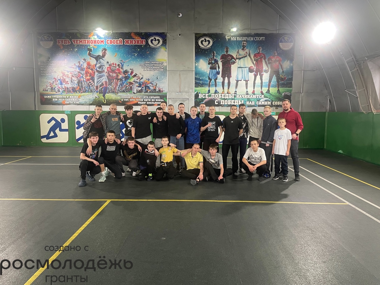 Зажигательная схватка под сеткой: воспитанники «Ступеней» при участии волонтёров изучили разные виды командных игр с мячом